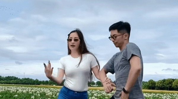 Mối tình lệch tuổi của Khánh Thi - Phan Hiển từ tranh cãi đến hôn nhân viên mãn image dai dien gif hien tu tranh cai den hon nhan vien man 47905 1749373434 89 width740height495 gif2mp4 auto cropjpg