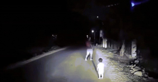 Gặp bé gái 2 tuổi lang thang lúc 1h sáng, tài xế Gia Lai có hành động ấm lòng image dai dien gif sang tai xe gia lai co hanh dong am long 1279 1754288351 816 width740height495 gif2mp4 auto cropjpg 1