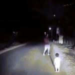 Gặp bé gái 2 tuổi lang thang lúc 1h sáng, tài xế Gia Lai có hành động ấm lòng image dai dien gif sang tai xe gia lai co hanh dong am long 1279 1754288351 816 width740height495 gif2mp4 auto cropjpg