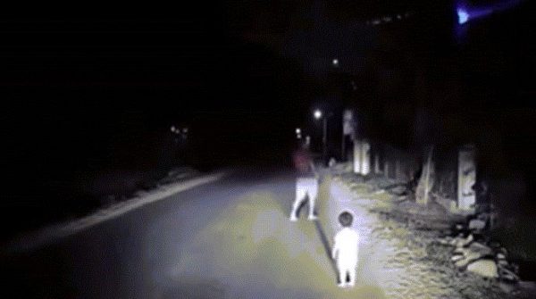 Gặp bé gái 2 tuổi lang thang lúc 1h sáng, tài xế Gia Lai có hành động ấm lòng image dai dien gif sang tai xe gia lai co hanh dong am long 1279 1754288351 816 width740height495 gif2mp4 auto cropjpg