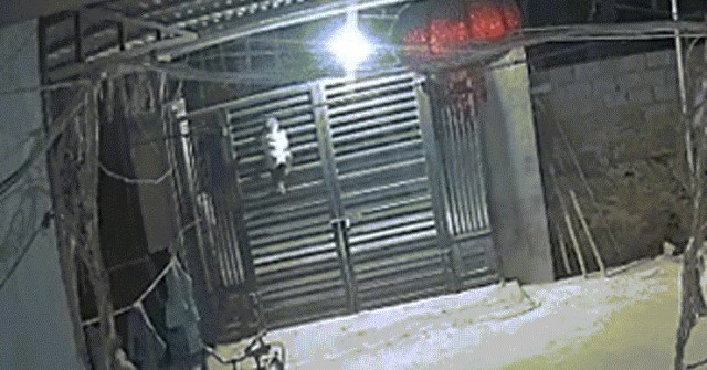 image-dai-dien-gif-trai-2-tuoi-treo-cong-cao-2m-o-thanh-hoa-1311-1763632343-443-width740height495-gif2mp4-auto-cropjpg-1 Thót tim cảnh bé trai 2 tuổi trèo cổng cao 2m ở Thanh Hóa image dai dien gif trai 2 tuoi treo cong cao 2m o thanh hoa 1311 1763632343 443 width740height495 gif2mp4 auto cropjpg 1