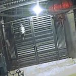 Thót tim cảnh bé trai 2 tuổi trèo cổng cao 2m ở Thanh Hóa image dai dien gif trai 2 tuoi treo cong cao 2m o thanh hoa 1311 1763632343 443 width740height495 gif2mp4 auto cropjpg