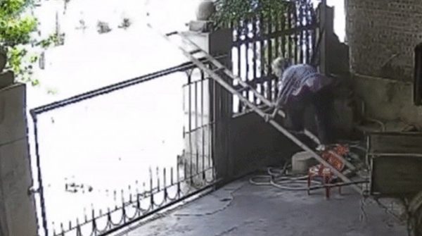 Phía sau video cụ bà 90 tuổi ở Yên Bái trốn con cháu trèo cổng đi chơi image dai dien gif yen bai tron con chau treo cong di choi 50851 1747713486 321 width740height495 gif2mp4 auto cropjpg