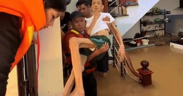 2 tiếng nghẹt thở cứu ông lão 70 tuổi bị liệt khỏi vùng ngập Thái Nguyên image dai dien gif0 tuoi bi liet khoi vung ngap thai nguyen 1821 1759997411 933 width740height495 gif2mp4 auto cropjpg 1
