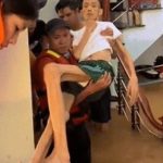 2 tiếng nghẹt thở cứu ông lão 70 tuổi bị liệt khỏi vùng ngập Thái Nguyên image dai dien gif0 tuoi bi liet khoi vung ngap thai nguyen 1821 1759997411 933 width740height495 gif2mp4 auto cropjpg