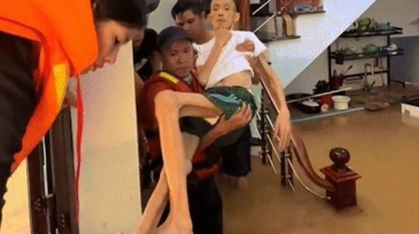 2 tiếng nghẹt thở cứu ông lão 70 tuổi bị liệt khỏi vùng ngập Thái Nguyên image dai dien gif0 tuoi bi liet khoi vung ngap thai nguyen 1821 1759997411 933 width740height495 gif2mp4 auto cropjpg
