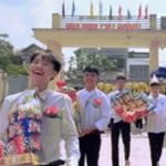 Dàn nam sinh ‘bê tráp’ tặng quà ngày 20/10 cho cô giáo và các bạn nữ gây 'sốt' image dai dien gif10 cho co giao va cac ban nu gay sot 303 1760923745 751 width740height495 gif2mp4 auto cropjpg