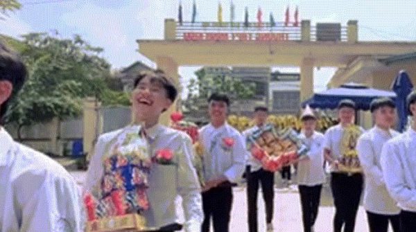 Dàn nam sinh ‘bê tráp’ tặng quà ngày 20/10 cho cô giáo và các bạn nữ gây 'sốt' image dai dien gif10 cho co giao va cac ban nu gay sot 303 1760923745 751 width740height495 gif2mp4 auto cropjpg