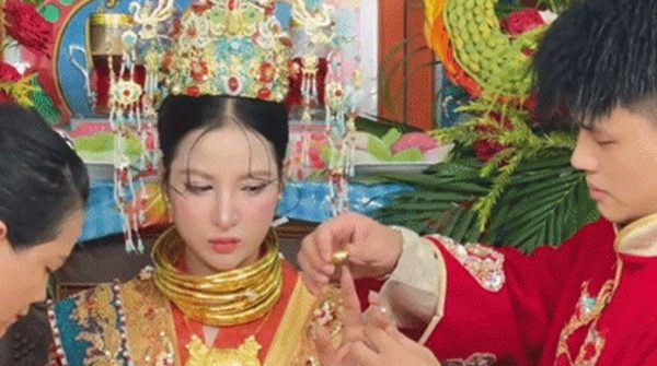 Cô dâu Cà Mau nhận quà cưới 20 tỷ đồng, gây tranh cãi vì một chi tiết image dai dien gif20 ty dong gay tranh cai vi mot chi tiet 53133 1749536423 459 width740height495 gif2mp4 auto cropjpg