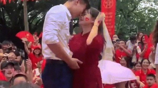 Điều bất ngờ phía sau màn cầu hôn 'nóng' nhất buổi sơ duyệt diễu binh 2/9 image dai dien gif9 1365 1756447948 628 width740height495 gif2mp4 auto cropjpg