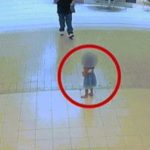 Khoảnh khắc kẻ lạ mặt tiếp cận, bắt cóc bé gái tại trung tâm thương mại image dai dien gifan bat coc be gai tai trung tam thuong mai 149 1754100487 346 width740height495 gif2mp4 auto cropjpg