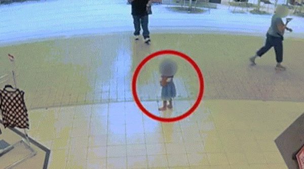 Khoảnh khắc kẻ lạ mặt tiếp cận, bắt cóc bé gái tại trung tâm thương mại image dai dien gifan bat coc be gai tai trung tam thuong mai 149 1754100487 346 width740height495 gif2mp4 auto cropjpg