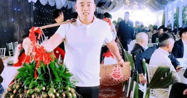 image-dai-dien-gifang-hang-xom-hoi-cuoi-gay-sot-mang-xa-hoi-1658-1765155157-822-width740height495-gif2mp4-auto-cropjpg-1 Nhà trai ở Phú Thọ hăm hở gánh lễ sang hàng xóm hỏi cưới gây sốt mạng image dai dien gifang hang xom hoi cuoi gay sot mang xa hoi 1658 1765155157 822 width740height495 gif2mp4 auto cropjpg 1