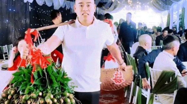 Nhà trai ở Phú Thọ hăm hở gánh lễ sang hàng xóm hỏi cưới gây sốt mạng 26 Nhà trai ở Phú Thọ hăm hở gánh lễ sang hàng xóm hỏi cưới gây sốt mạng image dai dien gifang hang xom hoi cuoi gay sot mang xa hoi 1658 1765155157 822 width740height495 gif2mp4 auto cropjpg