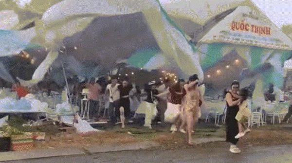 Đi ăn tiệc thôi nôi, khách bỏ chạy tán loạn vì sập rạp do dông lốc ở TPHCM image dai dien gifay tan toan vi sap rap do dong loc o tphcm 363 1753065670 836 width740height495 gif2mp4 auto cropjpg