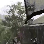 Cha bế con băng qua mưa bão image dai dien gifbeconchay 1759396460 914 width740height495 gif2mp4 auto cropjpg