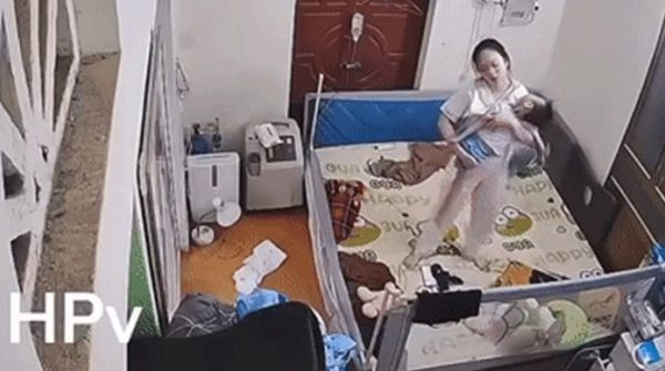 Người mẹ đang bế con bỗng ngất lịm vì kiệt sức: Nhiều đêm chỉ được ngủ 5 phút image dai dien gifbeconnga 1745047109 909 width740height495 gif2mp4 auto cropjpg