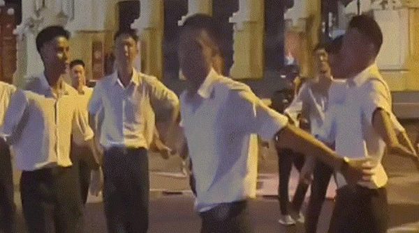 Điệu nhảy gây sốt của học viên trường Sĩ quan Chính trị 30 Điệu nhảy gây sốt của học viên trường Sĩ quan Chính trị image dai dien gifcanh sat 1756557163 442 width740height495 gif2mp4 auto cropjpg