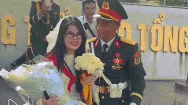 Được chiến sĩ cầu hôn ngay sau diễu binh, cô gái Cần Thơ xúc động nghẹn ngào image dai dien gifcauhoncantho 1756825198 770 width740height495 gif2mp4 auto cropjpg
