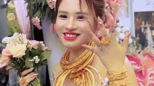 Cô dâu Tiền Giang đeo vàng kín cổ trong ngày cưới, màn trao quà kéo dài 30 phút image dai dien gifcodaudeovang 1750984405 740 width740height495 gif2mp4 auto cropjpg