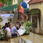 Hàng xóm làm thuyền hoa 'thần tốc' giúp nhà trai vượt ngập rước dâu ở Thanh Hóa image dai dien gifcodauthanhhoa 1759378545 500 width740height495 gif2mp4 auto cropjpg