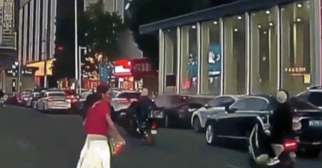 Giúp cụ ông sang đường, người phụ nữ bất ngờ nhận cú tát mạnh image dai dien gifcogaibidanh 1758702388 867 width740height495 gif2mp4 auto cropjpg 1