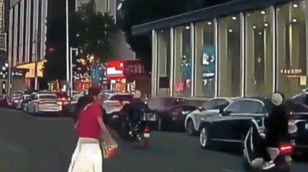 Giúp cụ ông sang đường, người phụ nữ bất ngờ nhận cú tát mạnh image dai dien gifcogaibidanh 1758702388 867 width740height495 gif2mp4 auto cropjpg