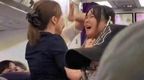 Cô gái bị đuổi khỏi máy bay vì đòi đổi chỗ cạnh bạn trai image dai dien gifcogaigayroi 1762347859 97 width740height495 gif2mp4 auto cropjpg