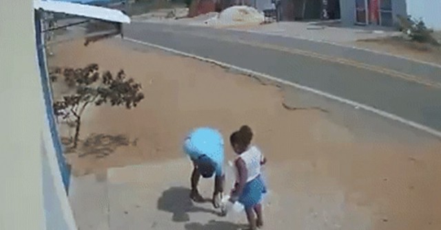 Dừng lại nhặt đồng tiền bị rơi, hai bố con tình cờ tránh được chiếc ô tô mất lái image dai dien gifcoin ava 751 4369 1737337192 59 width740height495 gif2mp4 auto cropjpg 1