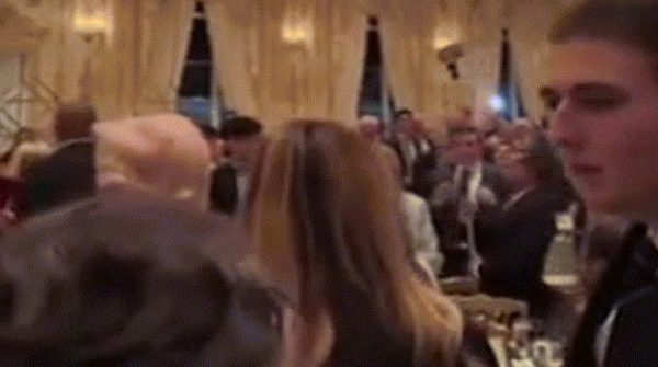 Barron Trump nổi bật với chiều cao vượt trội ở tiệc Tạ ơn image dai dien gifcontrum 1764511470 487 width740height495 gif2mp4 auto cropjpg