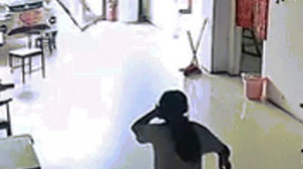 Bé gái 11 tuổi cứu em khỏi bị xe đâm trong gang tấc 26 Bé gái 11 tuổi cứu em khỏi bị xe đâm trong gang tấc image dai dien gifcuuem 1749044951 399 width740height495 gif2mp4 auto cropjpg