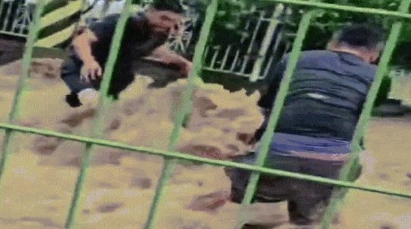 Chủ tiệm ô tô và nhân viên hết mình giải cứu cụ ông 70 tuổi giữa dòng nước xiết 28 Chủ tiệm ô tô và nhân viên hết mình giải cứu cụ ông 70 tuổi giữa dòng nước xiết image dai dien gifcuunguoi 1753277522 22 width740height495 gif2mp4 auto cropjpg