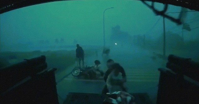 Tài xế ôtô cứu giúp 6 người trong giông lốc ở Hà Nội image dai dien gifcuunguoi6 1752987946 678 width740height495 gif2mp4 auto cropjpg 1