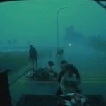 Tài xế ôtô cứu giúp 6 người trong giông lốc ở Hà Nội image dai dien gifcuunguoi6 1752987946 678 width740height495 gif2mp4 auto cropjpg