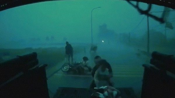 Tài xế ôtô cứu giúp 6 người trong giông lốc ở Hà Nội image dai dien gifcuunguoi6 1752987946 678 width740height495 gif2mp4 auto cropjpg