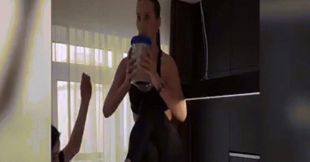 Gãy xương sống khi đu trend ngồi xổm một chân trên giày cao gót image dai dien gifdjutrend 1754551378 811 width740height495 gif2mp4 auto cropjpg 1