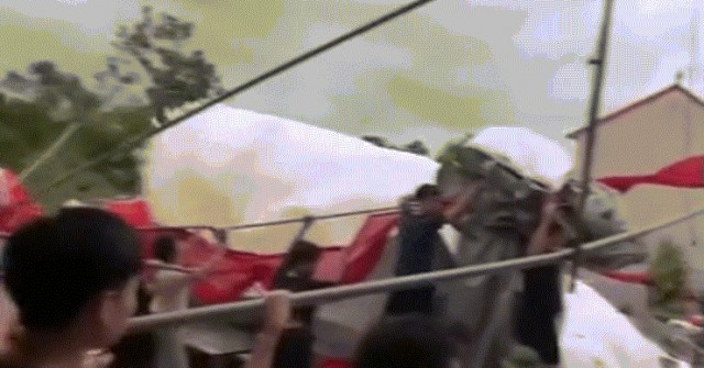 image-dai-dien-gifdong-loc-gia-dinh-chu-re-chat-vat-chong-do-376-1752986715-366-width740height495-gif2mp4-auto-cropjpg-1 Rạp cưới ở Hà Nội tan hoang vì dông lốc, gia đình chú rể chật vật chống đỡ image dai dien gifdong loc gia dinh chu re chat vat chong do 376 1752986715 366 width740height495 gif2mp4 auto cropjpg 1