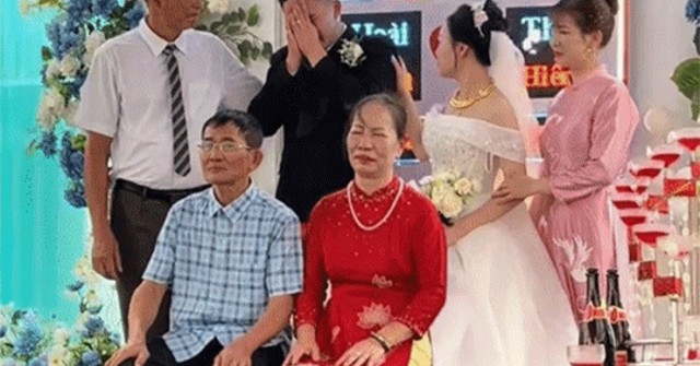 Chú rể Tuyên Quang ôm mặt khóc nức nở trong đám cưới, cô dâu liên tục vỗ về image dai dien gifdowntikio 7506154392081517832 78327 1748338762 38 width740height495 gif2mp4 auto cropjpg 1
