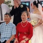 Chú rể Tuyên Quang ôm mặt khóc nức nở trong đám cưới, cô dâu liên tục vỗ về image dai dien gifdowntikio 7506154392081517832 78327 1748338762 38 width740height495 gif2mp4 auto cropjpg