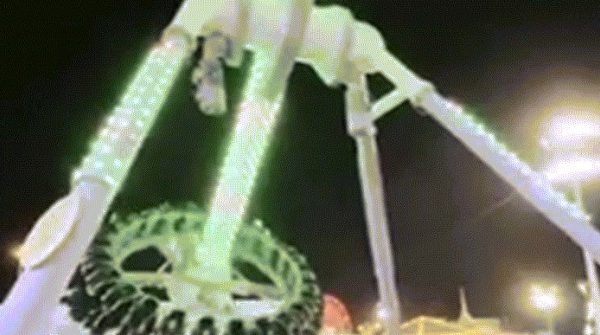 Đu quay 360 độ gãy đôi khiến 23 người bị thương 30 Đu quay 360 độ gãy đôi khiến 23 người bị thương image dai dien gifduquay 1754217019 341 width740height495 gif2mp4 auto cropjpg