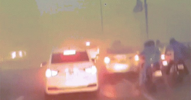 Loạt ô tô che chắn xe máy qua cầu lúc mưa to gió lớn ở Hà Nội ‘gây sốt’ mạng image dai dien gifezgif 1226bbd94bc32 1751342099 819 width740height495 gif2mp4 auto cropjpg 1