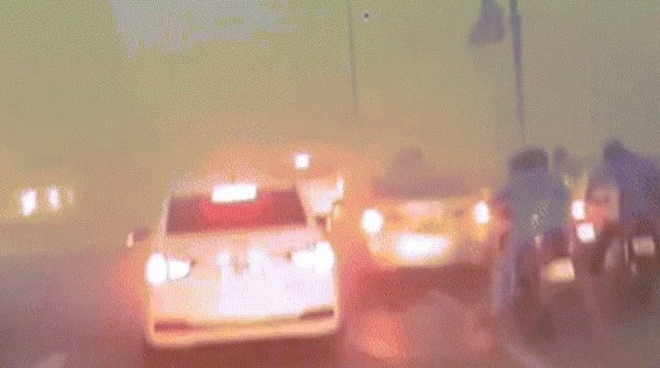 Loạt ô tô che chắn xe máy qua cầu lúc mưa to gió lớn ở Hà Nội ‘gây sốt’ mạng image dai dien gifezgif 1226bbd94bc32 1751342099 819 width740height495 gif2mp4 auto cropjpg