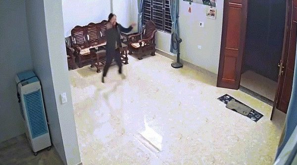 Bà mẹ nhảy múa mừng Xuân Son ghi bàn “gây sốt” mạng, hỏi con gái một câu ngỡ ngàng image dai dien gifgif avatar 1735965719 500 width740height495 gif2mp4 auto cropjpg