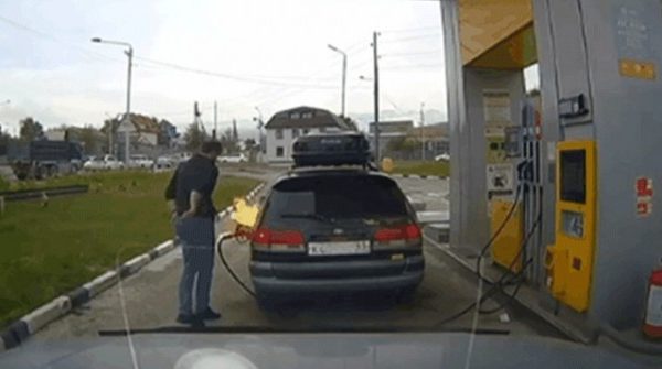 Dùng bật lửa khi đang đổ xăng, người đàn ông nhận ngay 'kết đắng' image dai dien gifgiphy43tf 200 1750467017 930 width740height495 gif2mp4 auto cropjpg