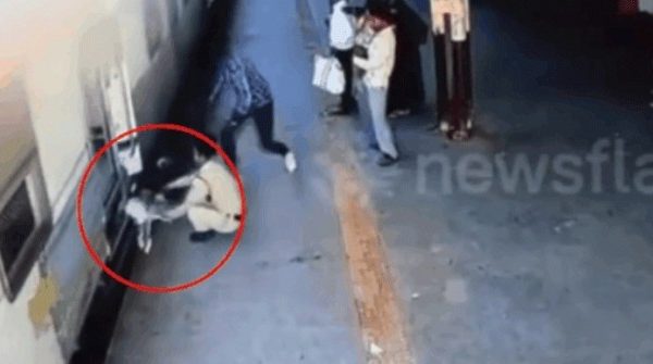 Rơi khỏi đoàn tàu đang rời ga, cô bé thoát chết trong gang tấc image dai dien gifgiphy468u 114845 1744275623 921 width740height495 gif2mp4 auto cropjpg