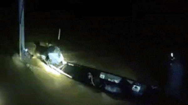 Ôm cột điện giữa dòng nước xiết, người đàn ông Đà Nẵng thoát chết ngoạn mục image dai dien gifguoi dan ong da nang thoat chet ngoan muc 3496 1761698345 486 width740height495 gif2mp4 auto cropjpg