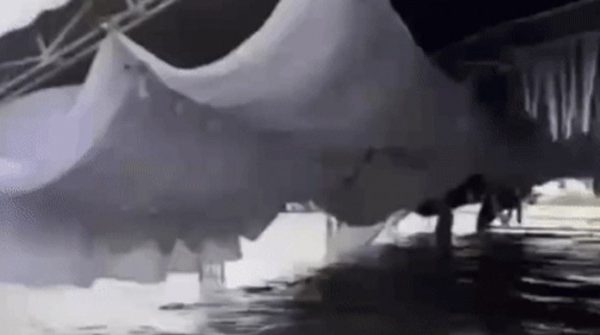 Chú rể Quảng Nam thẫn thờ nhìn rạp cưới ngập lưng chừng vì mưa lớn image dai dien gifhin rap cuoi ngap lung chung vi mua lon 120045 1749775850 487 width740height495 gif2mp4 auto cropjpg