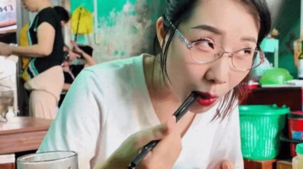 Cô gái Quảng Ninh 'ăn thùng uống vại', gọi 4-5 suất mỗi lần, dáng vẫn thon gọn 26 Cô gái Quảng Ninh 'ăn thùng uống vại', gọi 4-5 suất mỗi lần, dáng vẫn thon gọn image dai dien gifi goi 4 5 suat moi lan dang van thon gon 51322 1749623108 386 width740height495 gif2mp4 auto cropjpg