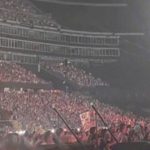 'Kiss Cam' là gì mà giúp bắt quả tang CEO ngoại tình trong đêm nhạc Coldplay image dai dien gifkemcam 1752814717 234 width740height495 gif2mp4 auto cropjpg 1