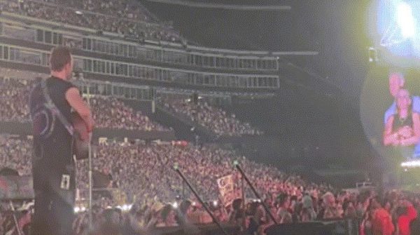 'Kiss Cam' là gì mà giúp bắt quả tang CEO ngoại tình trong đêm nhạc Coldplay 28 'Kiss Cam' là gì mà giúp bắt quả tang CEO ngoại tình trong đêm nhạc Coldplay image dai dien gifkemcam 1752814717 234 width740height495 gif2mp4 auto cropjpg 1